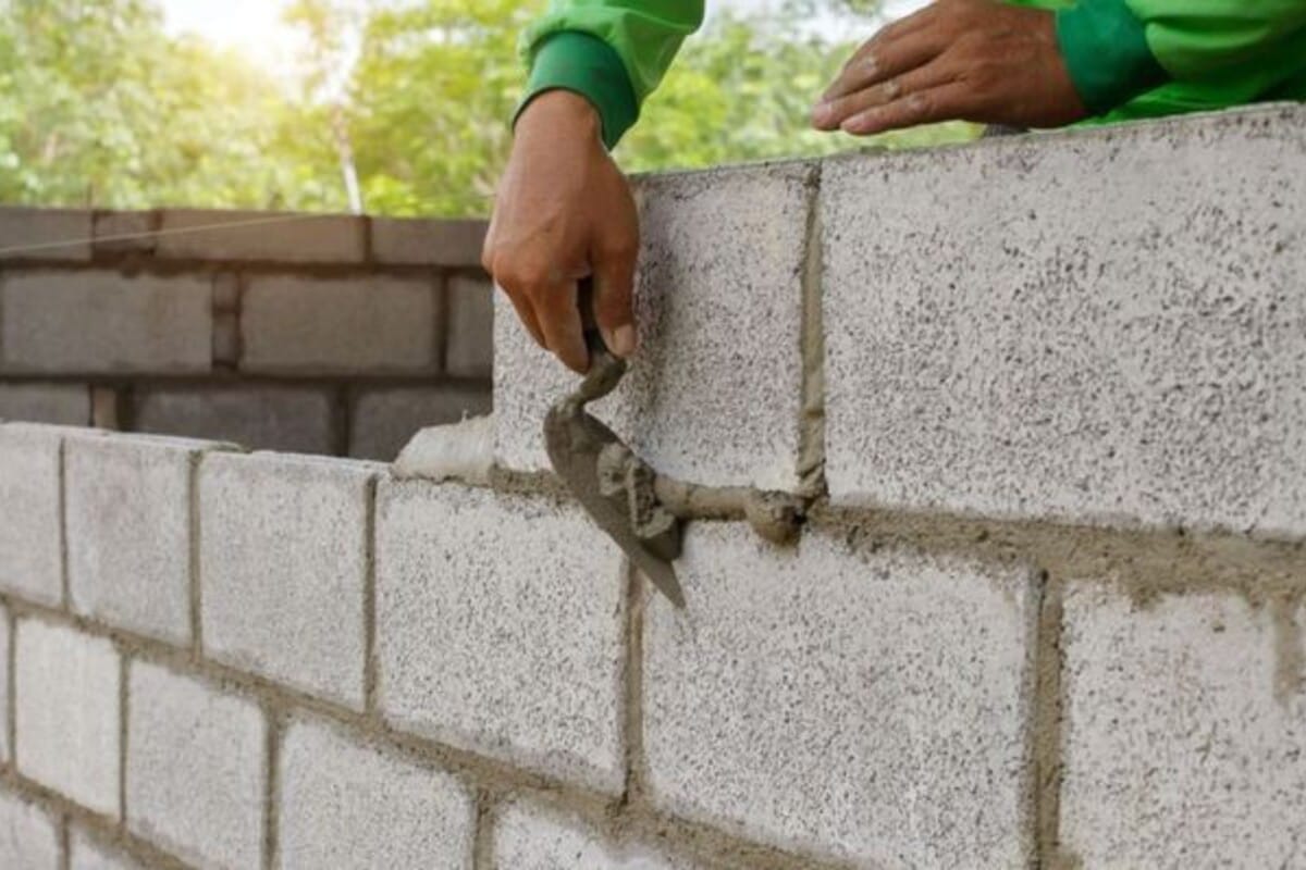 Pengerjaan dinding (Bata hebel, besi, semen perekat, plester acian)